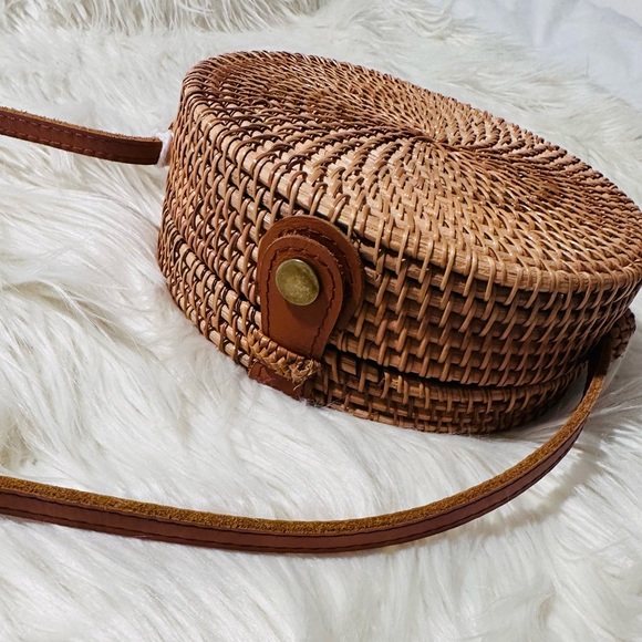 Round rattan crossbody purse - Picture 2 of 6
